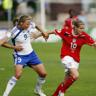 Kelly Smith i farten mot Laura Österberg Kalmari.