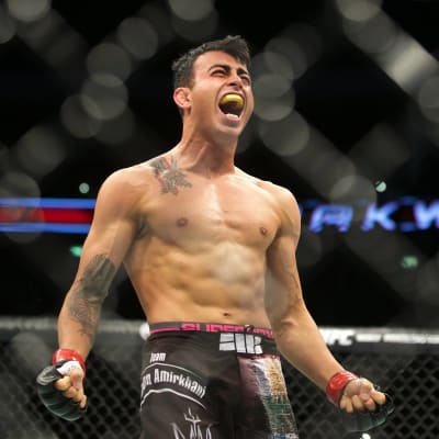 Makwan Amirkhani jublar över segern mot Masio Fullen 2015.