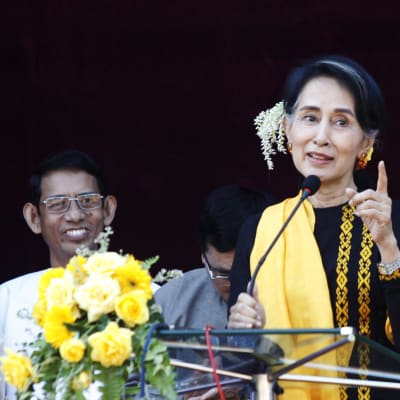 Aung San Suu Kyi eli yli 15 vuotta kotiarestissa ennen kuin Myanmarin sotilasjuntta kaatui 2011. 
