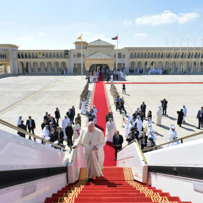 Paavi Franciscus nousee koneeseen Abu Dhabissa.