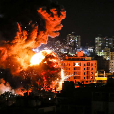 Israel bombade bland annat ett höghus i Gaza City som enligt israeliska uppgifter tjänade som "högkvarter för Hamas militära underrättelsetjänst". 
