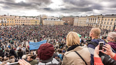 Folkmassor på Senatstorget i Helsingfors.