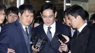 Samsungchefen Lee Jae-Yong misstänks ha gett presidenten och hennes närmaste medarbetare över 30 miljoner euro i mutor