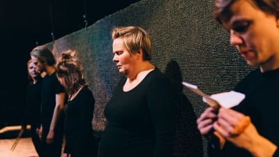 Foto från Miten kävi ja terveisiä på Teater Takomo.