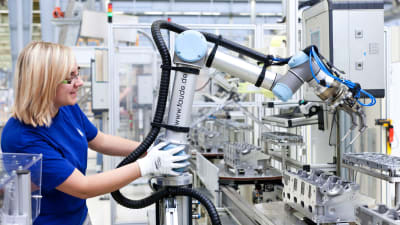 Anställd testar samarbete mellan mänska och robot hos VW
