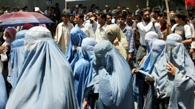 Kvinnor demonstrerar i Kabul 2003 med krav på demokratiska reformer