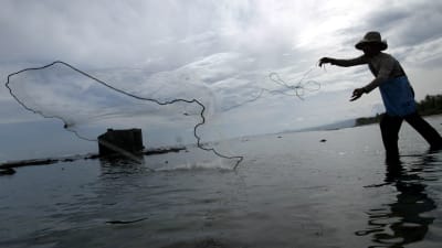 En man fiskar i Indonesien.