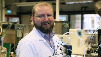 Juha-Pekka Pitkänen, ledande forskare vid Teknologiska forskningscentralen VTT står i ett laboratorium.