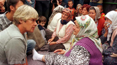 Elisabeth Rehn besöker bosniakiska flyktingar i ett flyktingläger i byn Sapna den 6 augusti 1998.