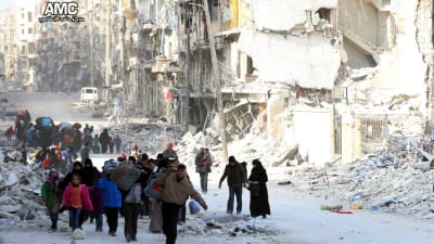 Syriska familjer lämnar sönderbombade kvarter i östra Aleppo 29.11.2016