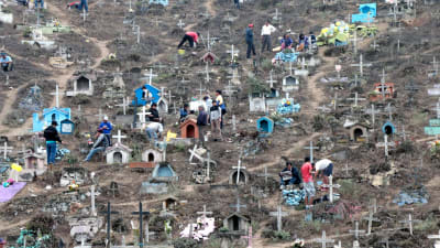 Människor på en gravgård i Lima i Peru