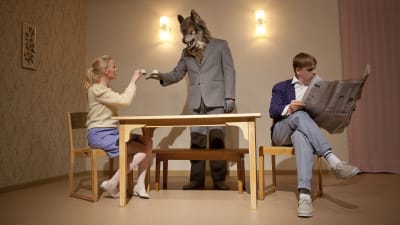 Q-teatteri: Tavallisuuden aave. Rooleissa Laura Birn, Pyry Nikkilä ja Antti Heikkinen