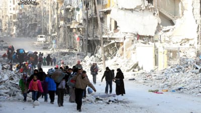 Syriska familjer flyr östra Aleppo 29 november 2016.