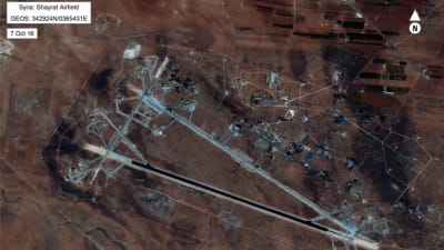 Amerikanska försvarets flygbild av flygbasen al-Shayrat nära staden Homs i Syrien.