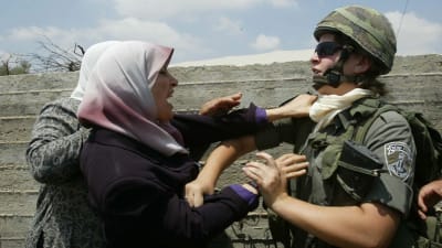 Handgemäng mellan palestinska kvinnr och israelisk soldat i Al-zaweya på Västbanken.