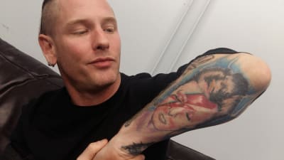 Corey Taylor visar upp sin David Bowie tatuering.