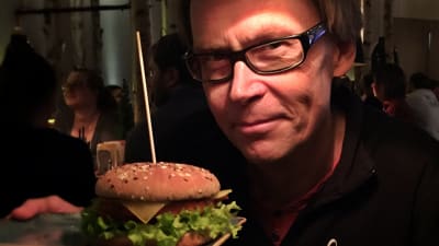 Kaj Arnö håller fram en vegetarisk hamburgare.