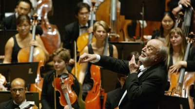 Kurt Masur dirigerar en orkester