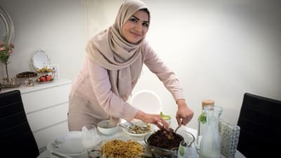 Muslimsk kvinna förbereder kvällsmåltiden iftar under ramadan.