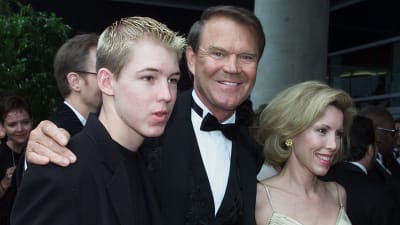 Glen Campbell anländer tillsammans med sin fru Kim och son Cal till musikgalan Grammy Awards i Los Angeles år 2000.