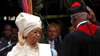 Ellen Johnson Sirleaf svärs in som president för Liberia år 2006.