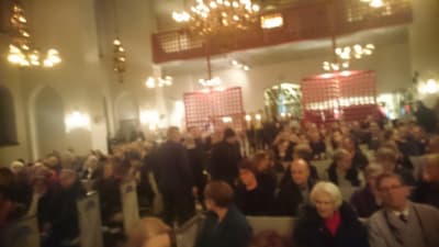 Domkyrkan i Luleå i Sverige är fullsatt, skriver William Torikka.