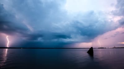Två blixtar som slår ner vid Sunnanvik i Vasa.