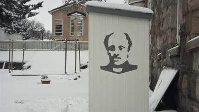 Stencil av Runeberg på ett skjul vid Borgågården.