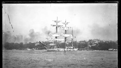 Tremastad barque med namnet MENNOCK i hamn, 1890-1909