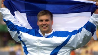 Aki Parviainen med Finlands flagga.