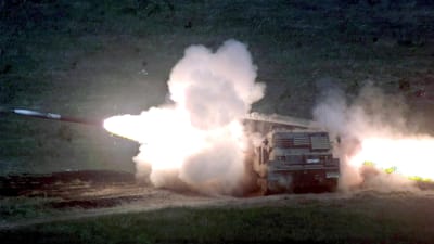 En artillerirobot avfyras från avyrningssystemet mlrs.