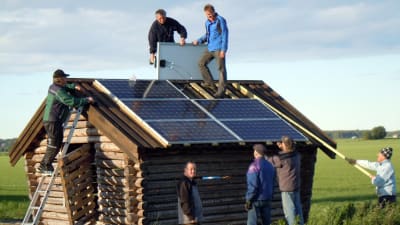 Solpaneler monteras på en lada vid Meteoria Söderfjärden