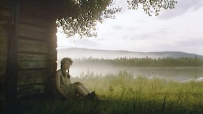 Irma Huntus istuu niityllä elokuvassa Milka (1980).