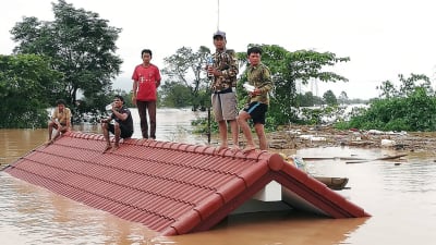 Flera hundra människor saknas efter att en ofärdig damm kollapsade i sydöstra Laos