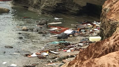Bilden visar vrakdelar och bråte från den förlista smuggelbåten vid en strand i San Diego. 