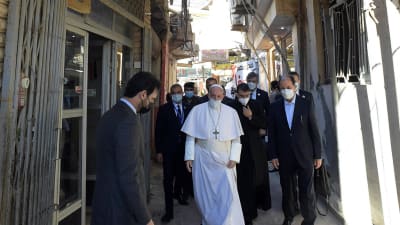 Här tar sig påven fram de sista stegen till al-Sistanis anspråkslösa hem. 
