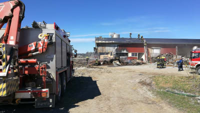 Brandkåren släcker brand vid ladugård i Kristinestad.