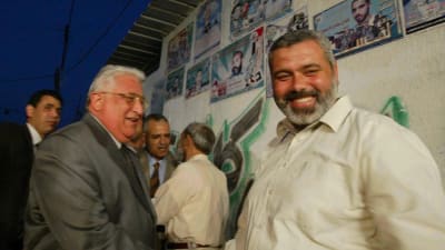 Hamas politiska ledare Ismail Hanyia skskar hand med ledaren för en egyptisk delegation till Gaza.