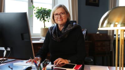 Åbo Akademis första kvinnliga rektor Moira von Wright vid sitt skrivbord