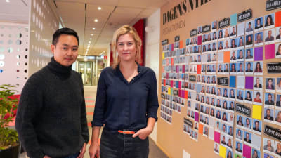 Patrik Lundberg och Josefin Sköld står inne på Dagens Nyhets redaktion med en korridor i bakgrunden.