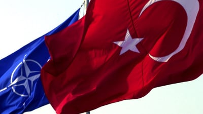 Natos och Turkiets flaggor bredvid varandra.