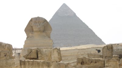 Sfinksi pyramidin edessä Gizassa.