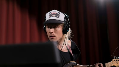 Simon Zion spelar gitarr.