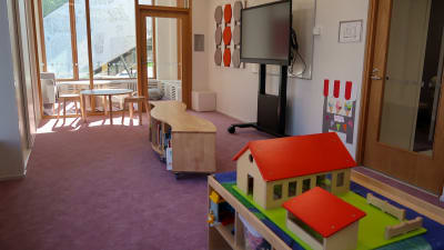 Bild av ett rum för barn på Solbrinkens daghem. Rummets färger går i violett i enlighet med de liturgiska färgerna. 
