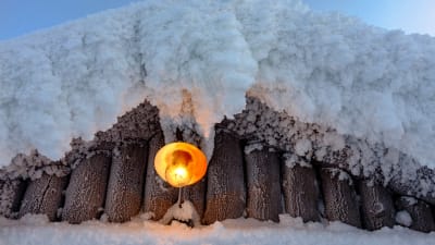 Vinterlandskap, snö och lampa i Lappland.
