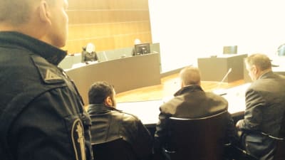 Rättsal, taget bakifrån de åtalade
