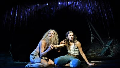 Simon Häger och Misa Lommi i Skattkammarön på Svenska Teatern.