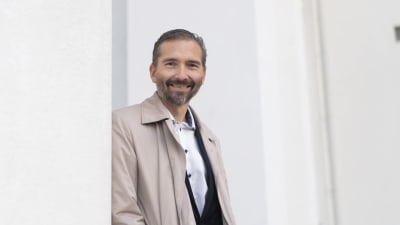 partisekreterare ler mot kameran