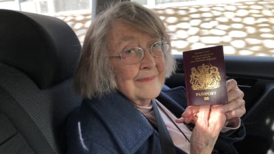 Diana Webster med sitt brittiska pass i handen