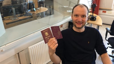 Sam KIngsley visar upp sitt nya finska pass